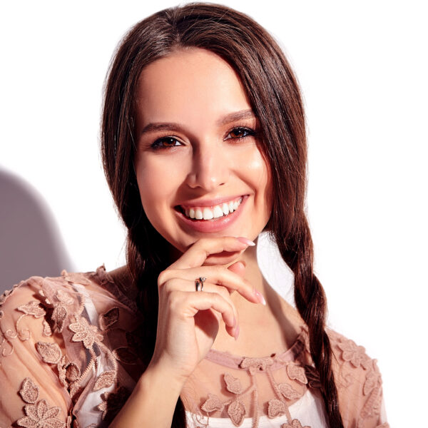 يساعد الفينير في تحسين شكل الابتسامة بشكل سريع ويمنح الأسنان شكلًا طبيعيًا ومشرقًا، لذلك يُعد من أشهر حلول تجميل الأسنان في مصر.