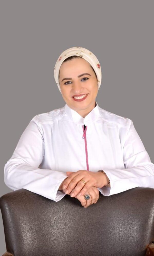 صورة دكتورة هبة العدل . عيادة سمايلى دنتال للاسنان . استشارى زراععة و تجميل الاسنان