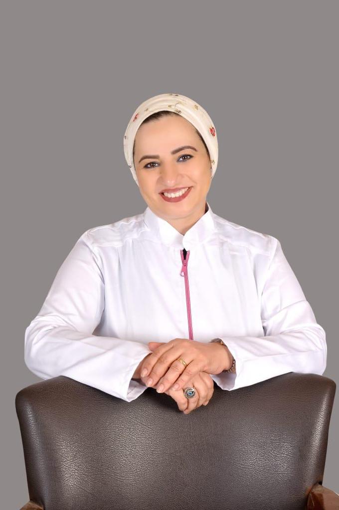 صورة دكتورة هبة العدل . عيادة سمايلى دنتال للاسنان . استشارى زراععة و تجميل الاسنان