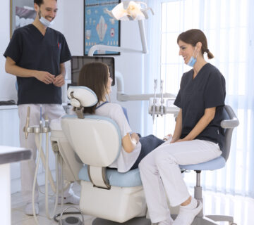 التخدير الكلي للأسنان هو حل طبي متقدم يُستخدم للحالات التي لا يناسبها التخدير الموضعي، ويوفر راحة كاملة وأمانًا عاليًا عند إجرائه في مركز متخصص. وفي مراكز هبة العدل، يتم تقديم التخدير الكلي وفق أعلى معايير الجودة، لضمان تجربة علاج مريحة ونتائج آمنة.