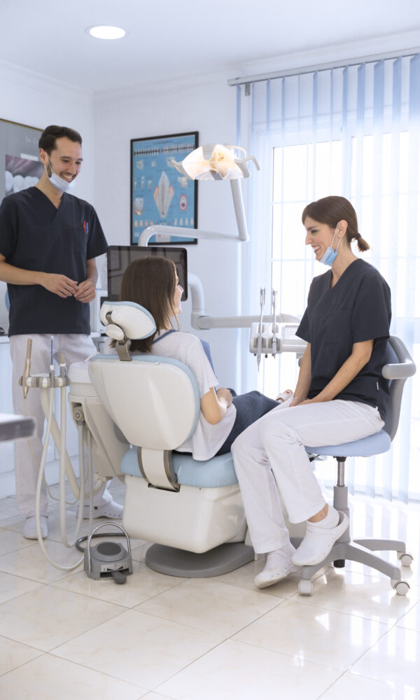 التخدير الكلي للأسنان هو حل طبي متقدم يُستخدم للحالات التي لا يناسبها التخدير الموضعي، ويوفر راحة كاملة وأمانًا عاليًا عند إجرائه في مركز متخصص. وفي مراكز هبة العدل، يتم تقديم التخدير الكلي وفق أعلى معايير الجودة، لضمان تجربة علاج مريحة ونتائج آمنة.