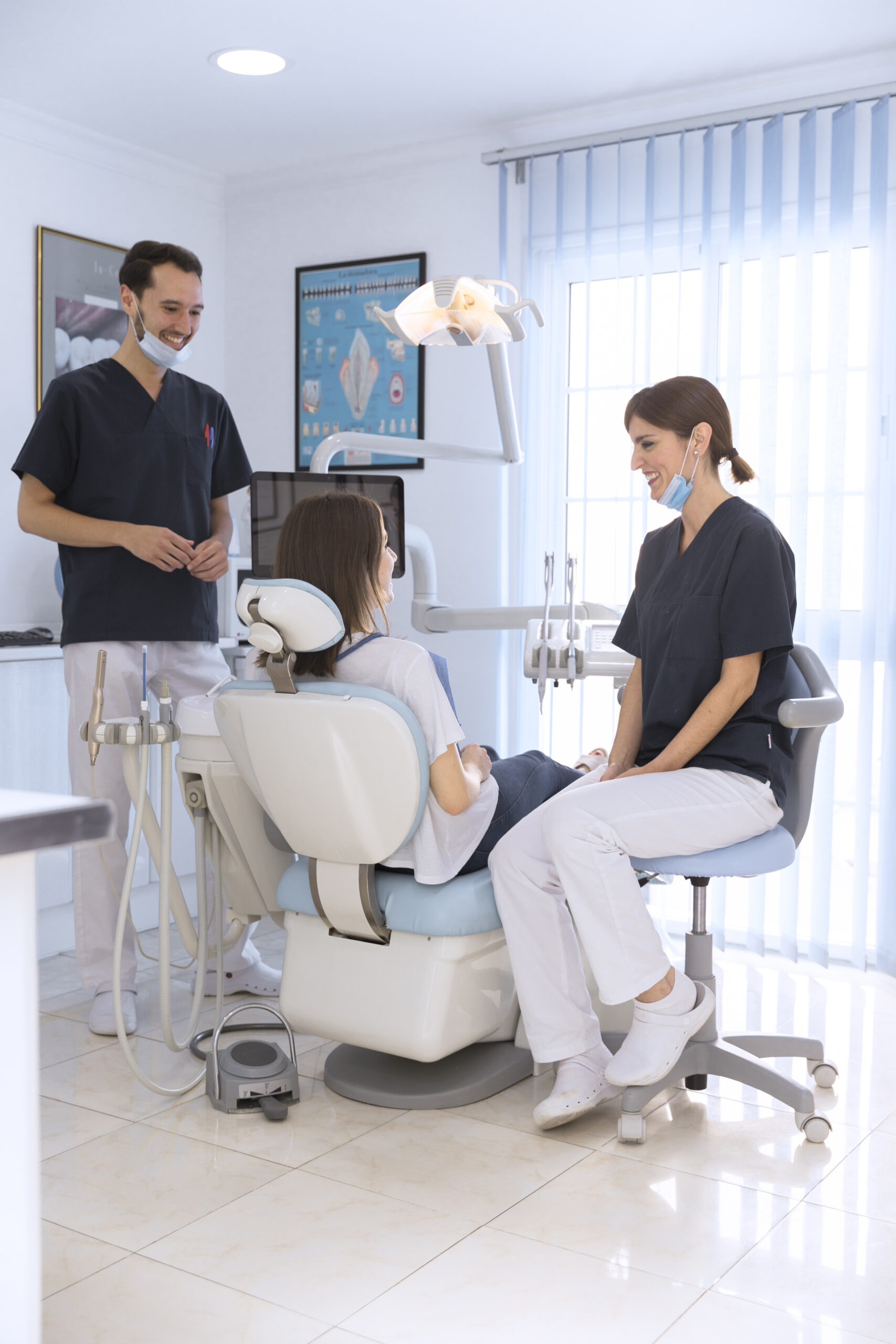 التخدير الكلي للأسنان هو حل طبي متقدم يُستخدم للحالات التي لا يناسبها التخدير الموضعي، ويوفر راحة كاملة وأمانًا عاليًا عند إجرائه في مركز متخصص. وفي مراكز هبة العدل، يتم تقديم التخدير الكلي وفق أعلى معايير الجودة، لضمان تجربة علاج مريحة ونتائج آمنة.